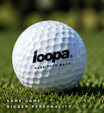 Golfbal met Loopa-logo op het gras