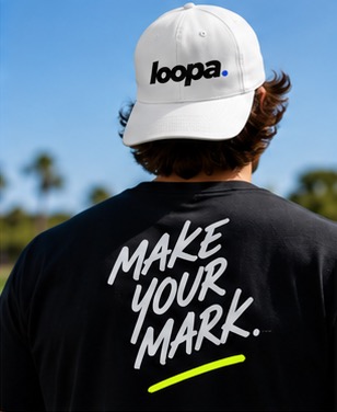 Golfer met Loopa-pet en Make your mark-shirt